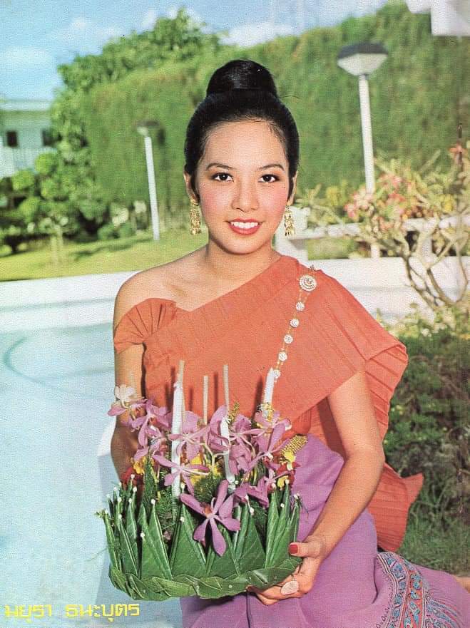 Loi Krathong tradition in Thailand 90s.Thailand national costume.Sabia Thai dress❤️🇹🇭