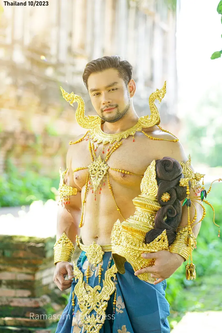 Guy in the Thai Fantasy Costume 🇹🇭