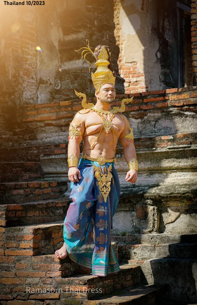 Guy in the Thai Fantasy Costume 🇹🇭