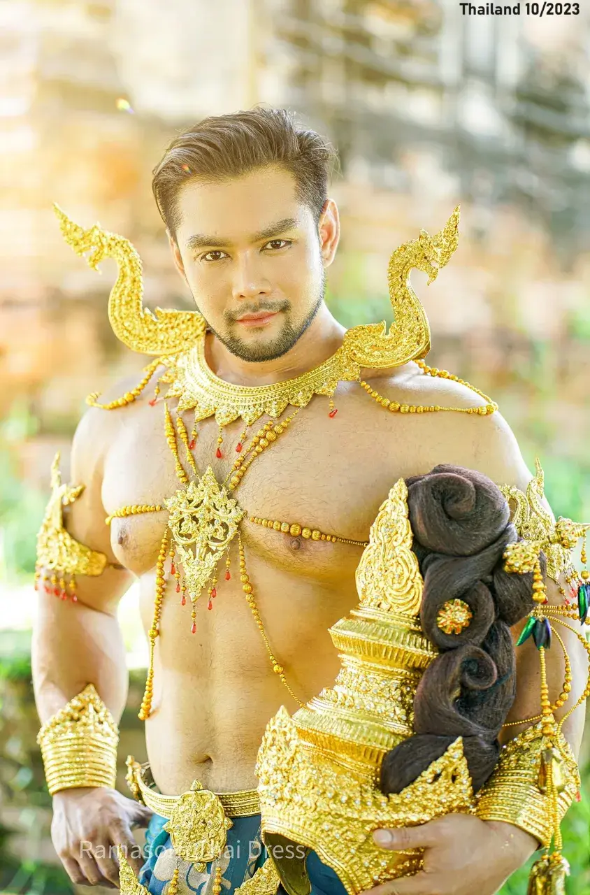 Guy in the Thai Fantasy Costume 🇹🇭