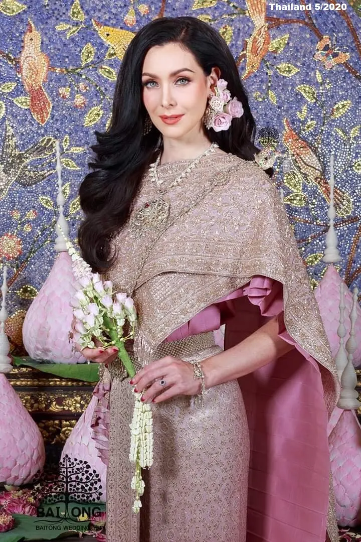 Natalie Glebova in Thai Chakraphat National Costume 🇹🇭