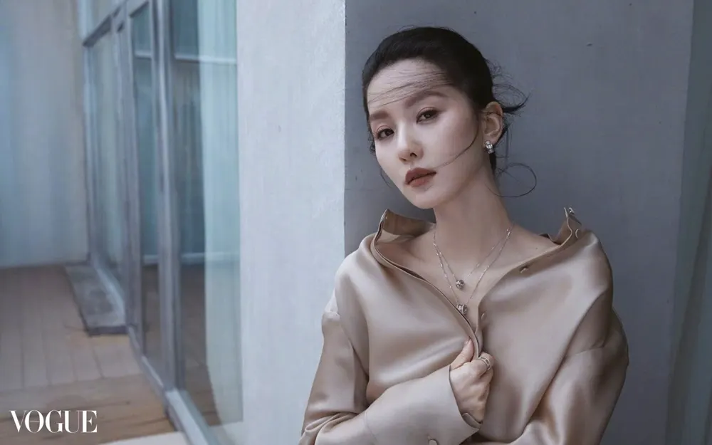 Liu Shishi @ VOGUE Hong Kong January 2025