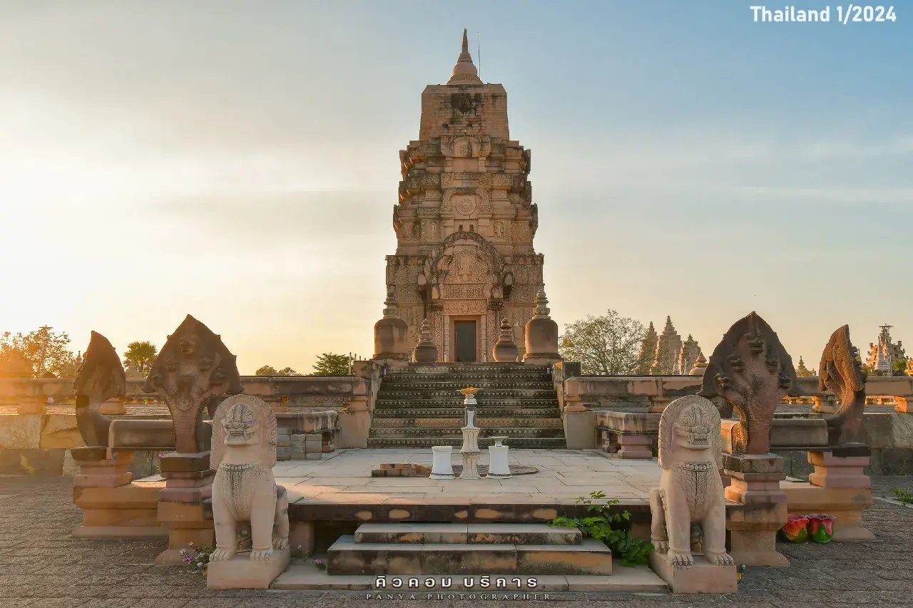 'Wat Phu Man Fah' Thai Temple 🇹🇭