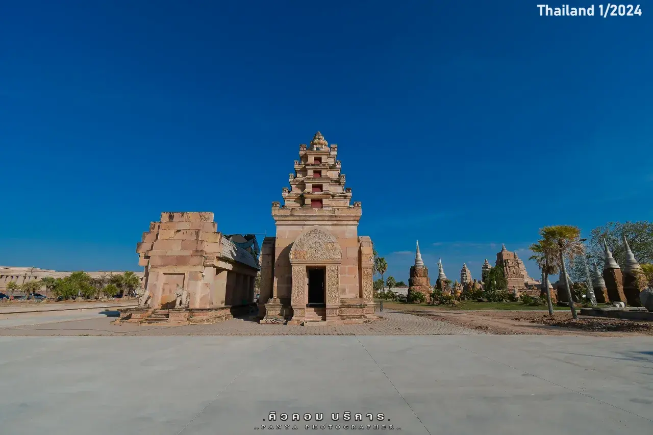 'Wat Phu Man Fah' Thai Temple 🇹🇭