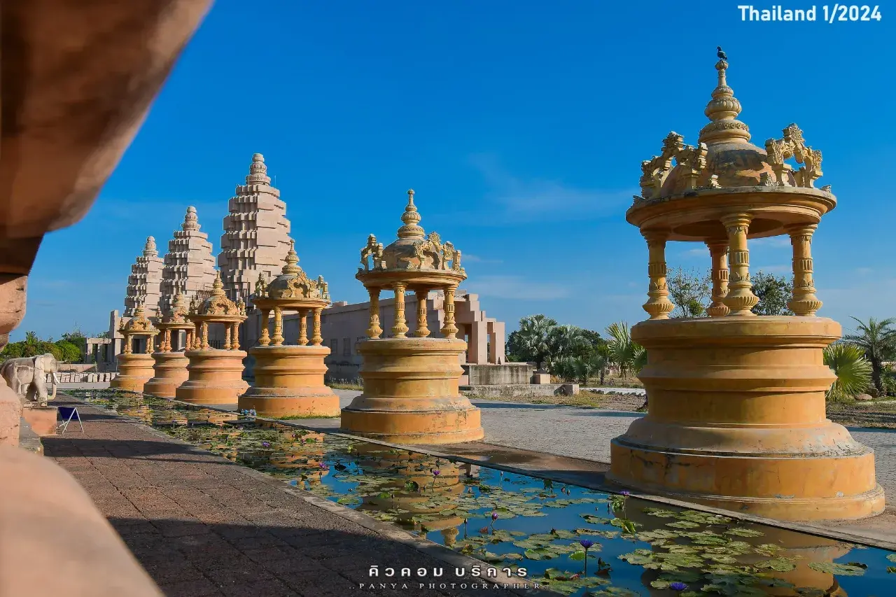 'Wat Phu Man Fah' Thai Temple 🇹🇭