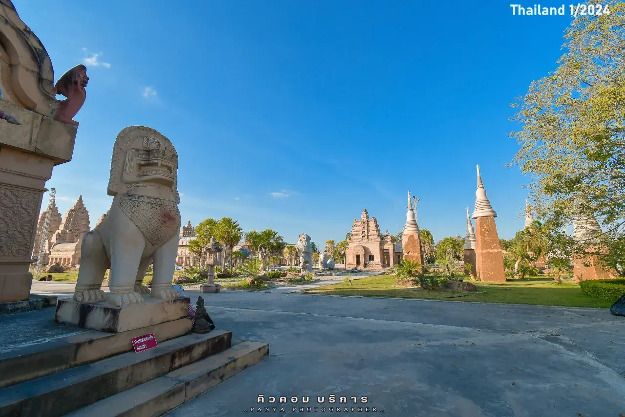 'Wat Phu Man Fah' Thai Temple 🇹🇭