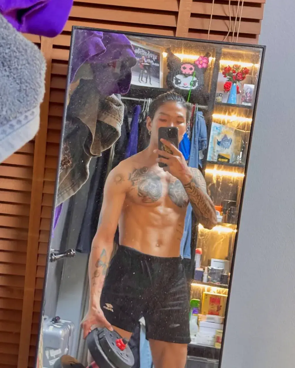 นักร้องท่านหนึ่งกับพวกพ้อง