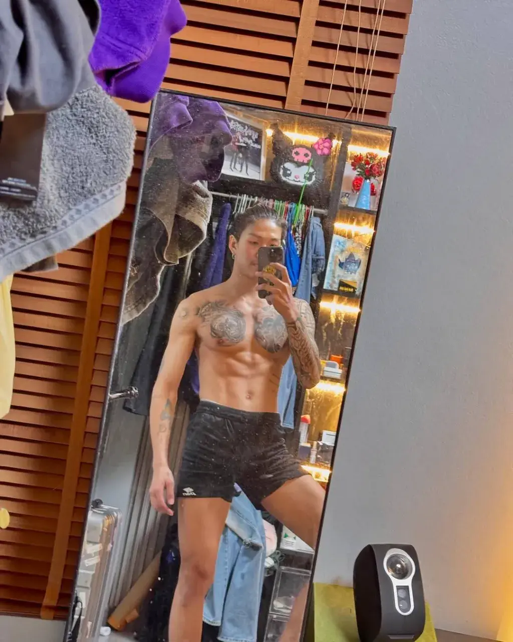 นักร้องท่านหนึ่งกับพวกพ้อง