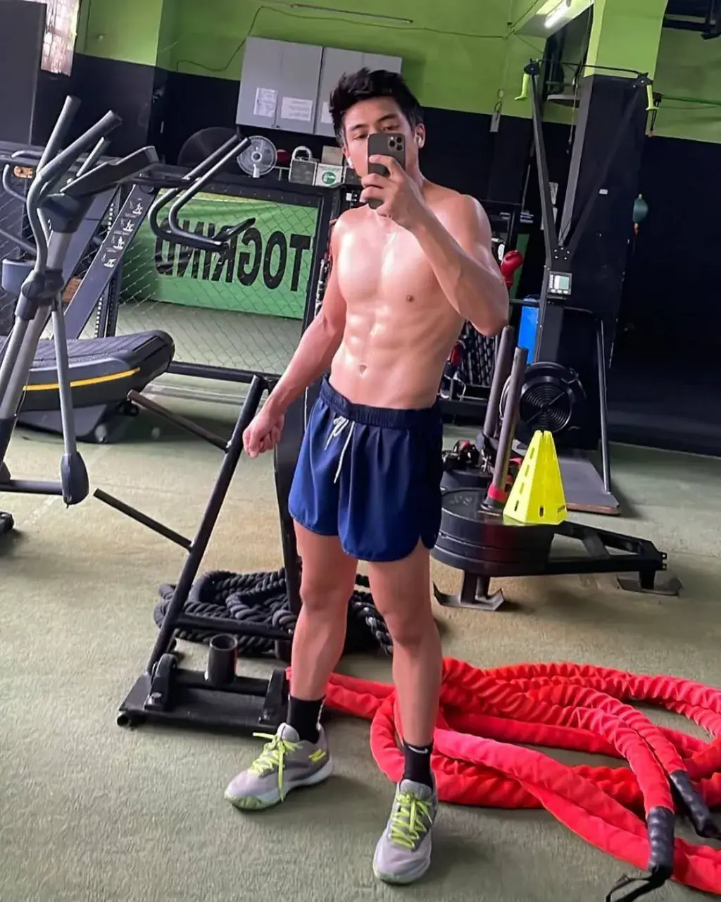 นักร้องท่านหนึ่งกับพวกพ้อง