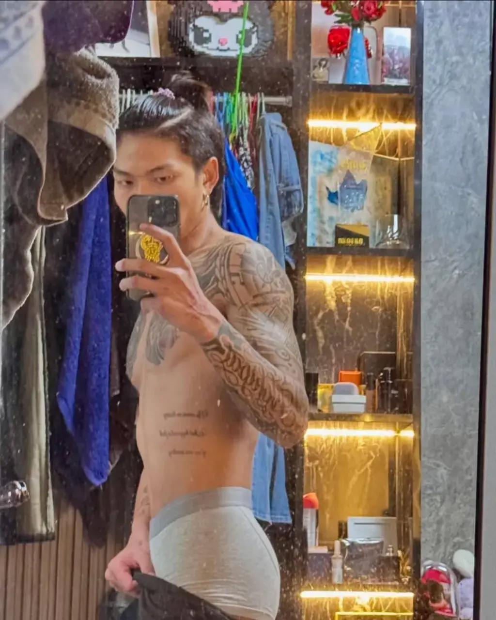 นักร้องท่านหนึ่งกับพวกพ้อง