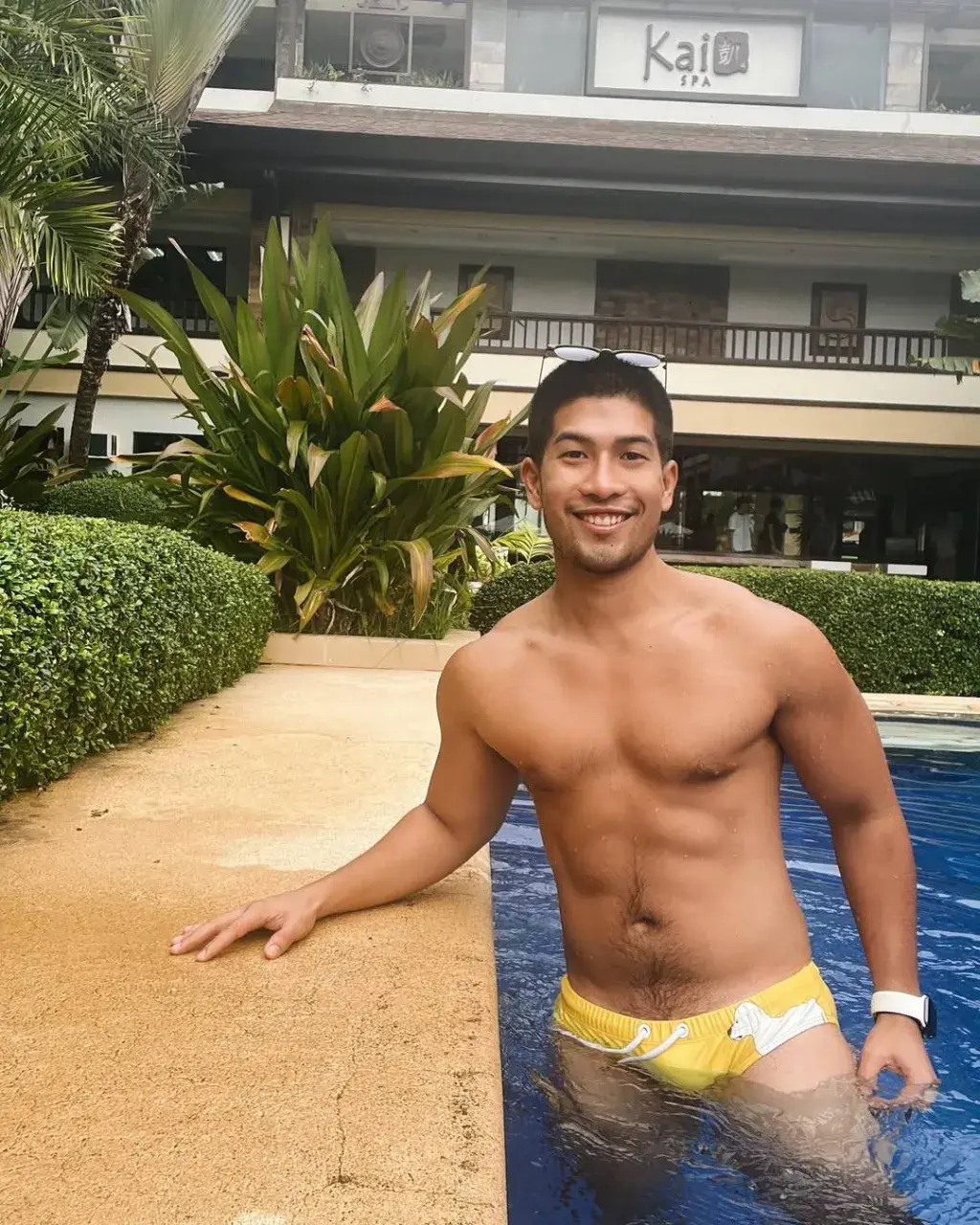 นักร้องท่านหนึ่งกับพวกพ้อง