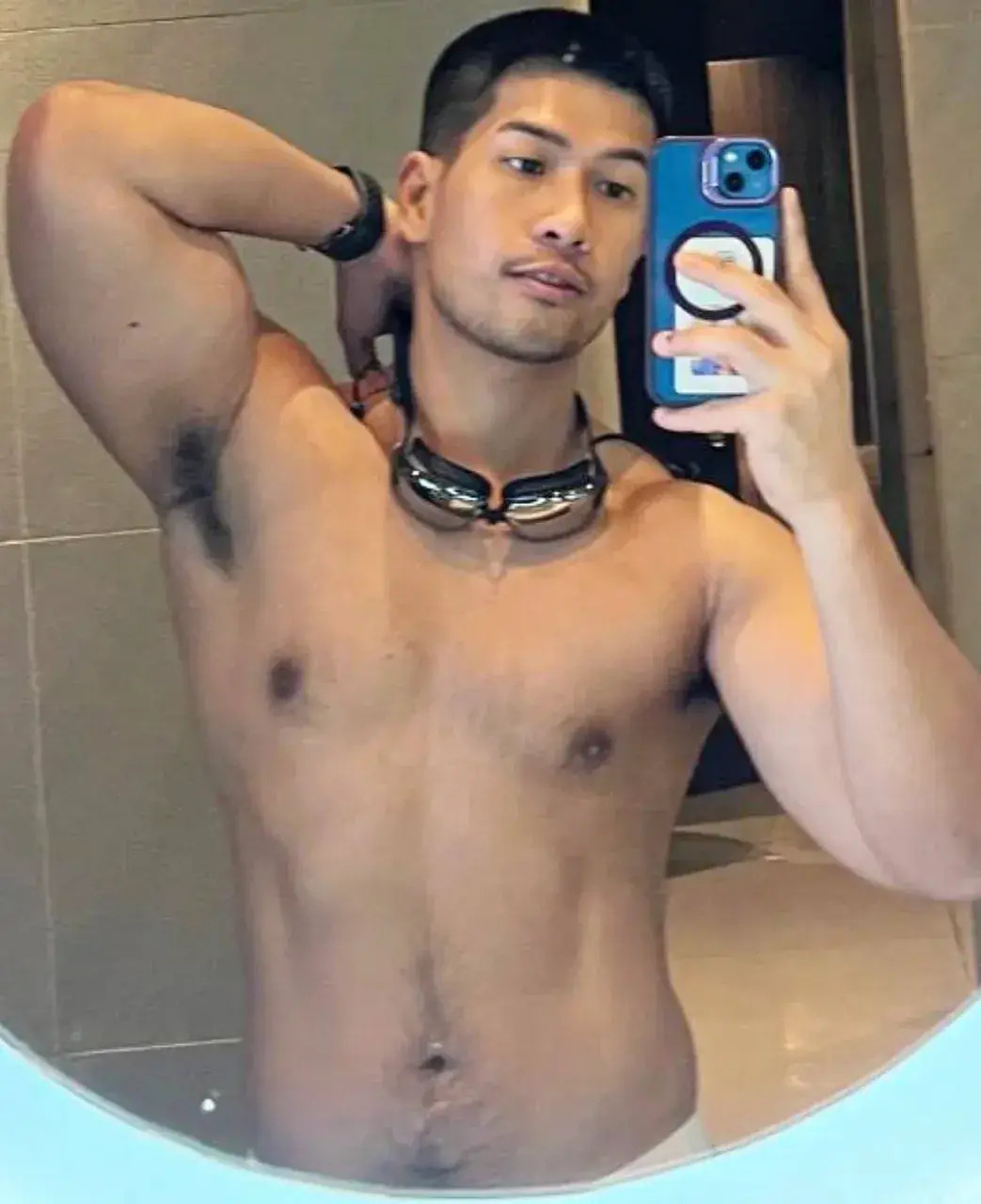 นักร้องท่านหนึ่งกับพวกพ้อง