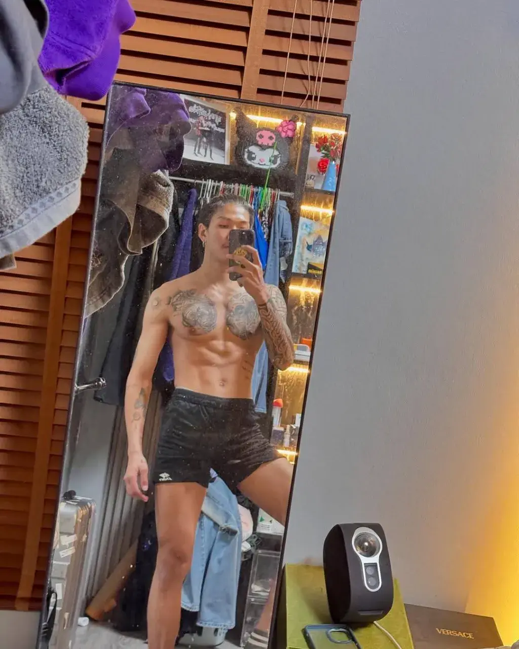 นักร้องท่านหนึ่งกับพวกพ้อง