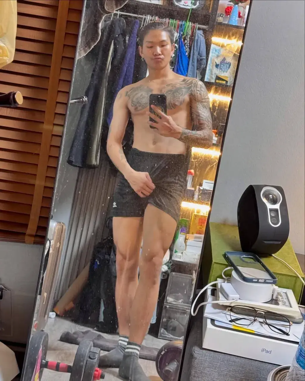 นักร้องท่านหนึ่งกับพวกพ้อง