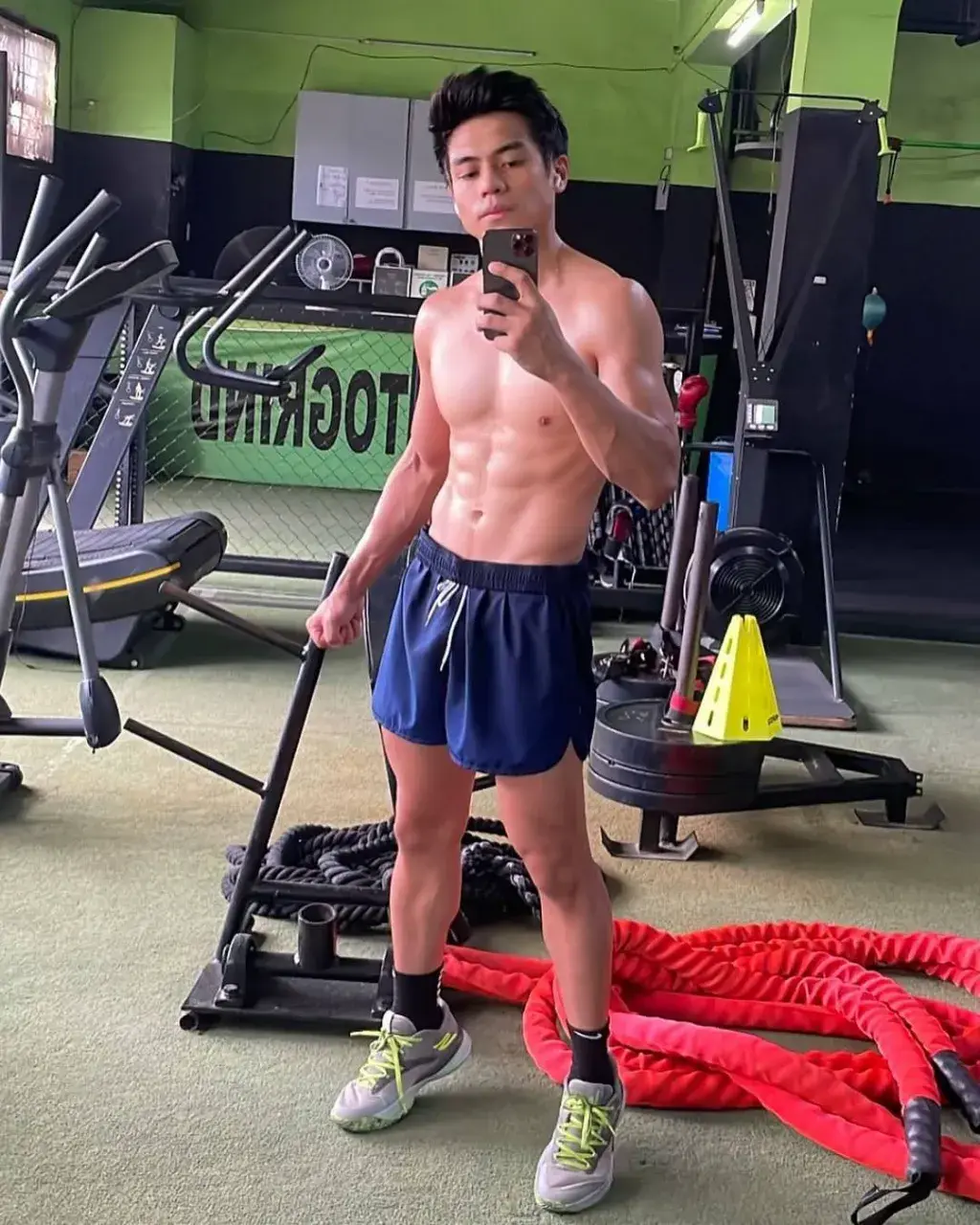 นักร้องท่านหนึ่งกับพวกพ้อง