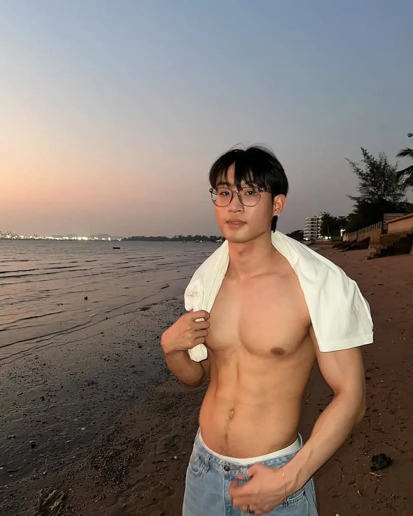 นักร้องท่านหนึ่งกับพวกพ้อง