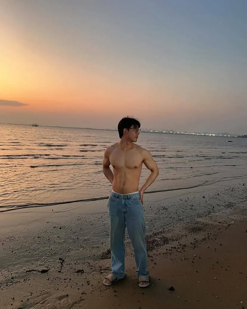 นักร้องท่านหนึ่งกับพวกพ้อง