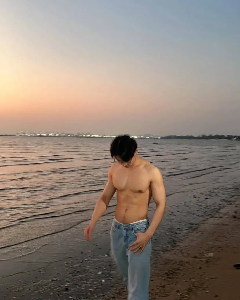 นักร้องท่านหนึ่งกับพวกพ้อง