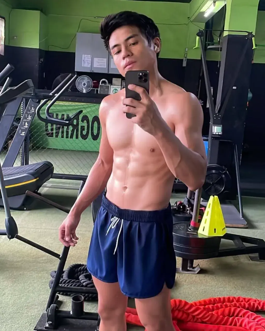 นักร้องท่านหนึ่งกับพวกพ้อง