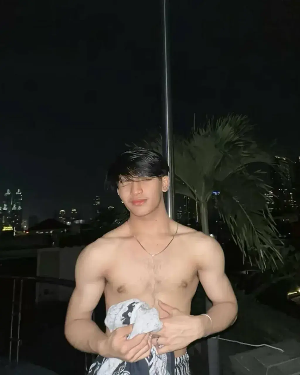 นมอมชมพูอยากอวยคม