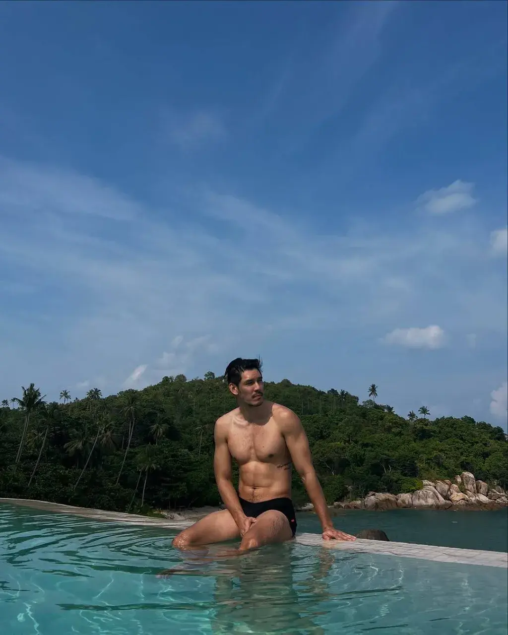 รักผ่านจอ