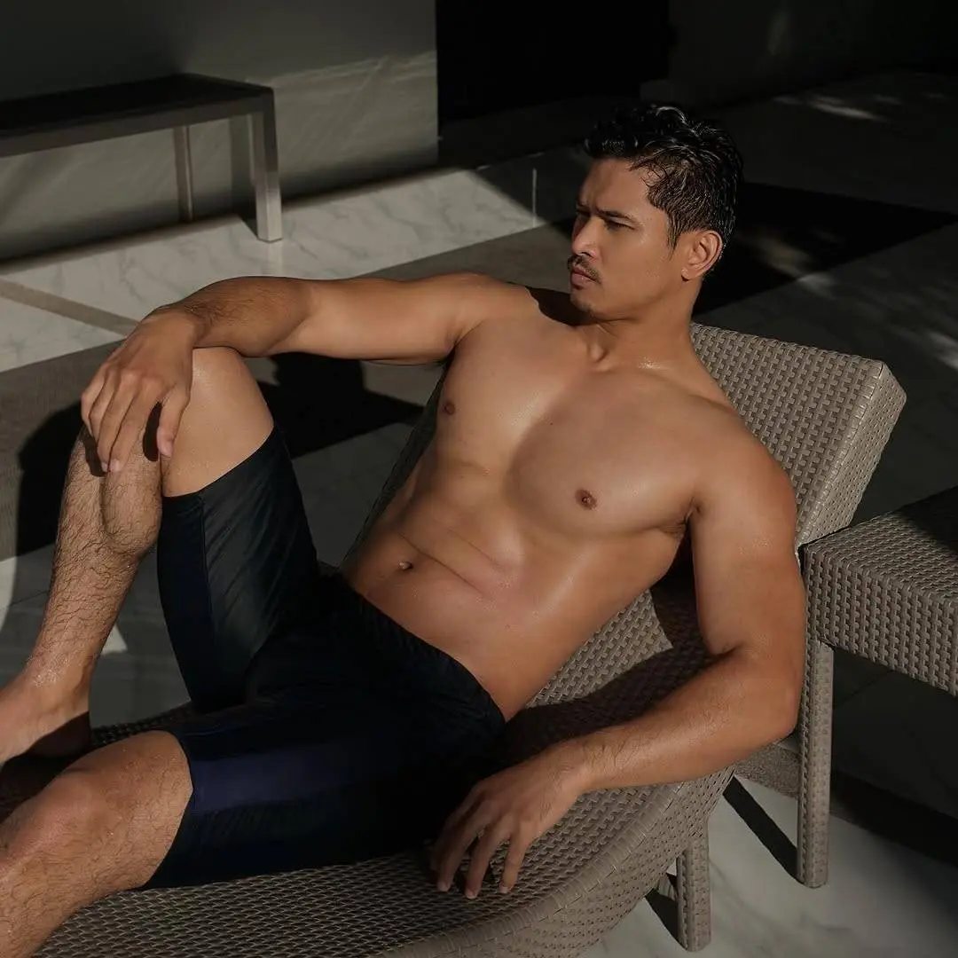 ผู้ชายสีผิวแทนแสนเสน่ห์