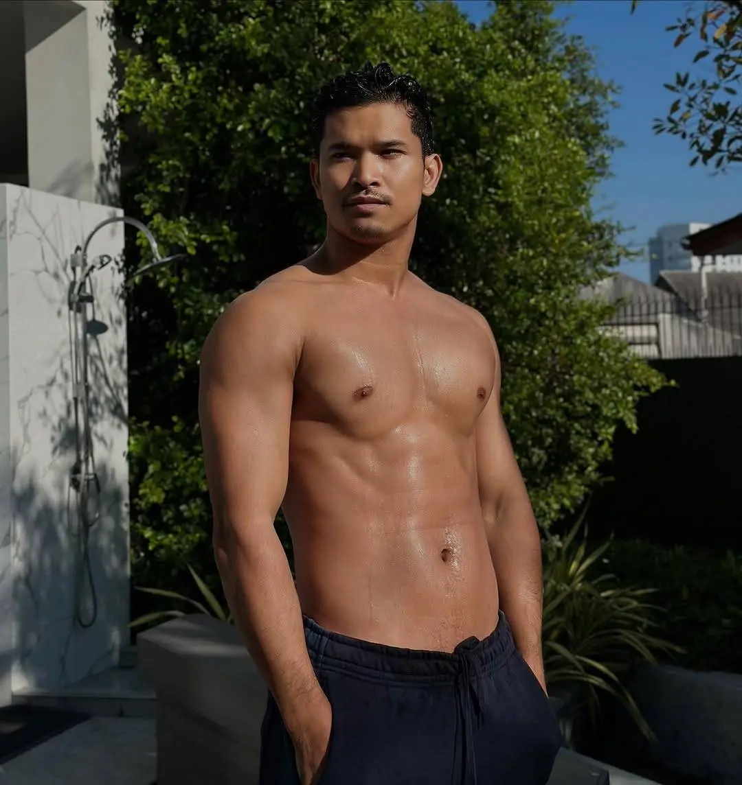 ผู้ชายสีผิวแทนแสนเสน่ห์