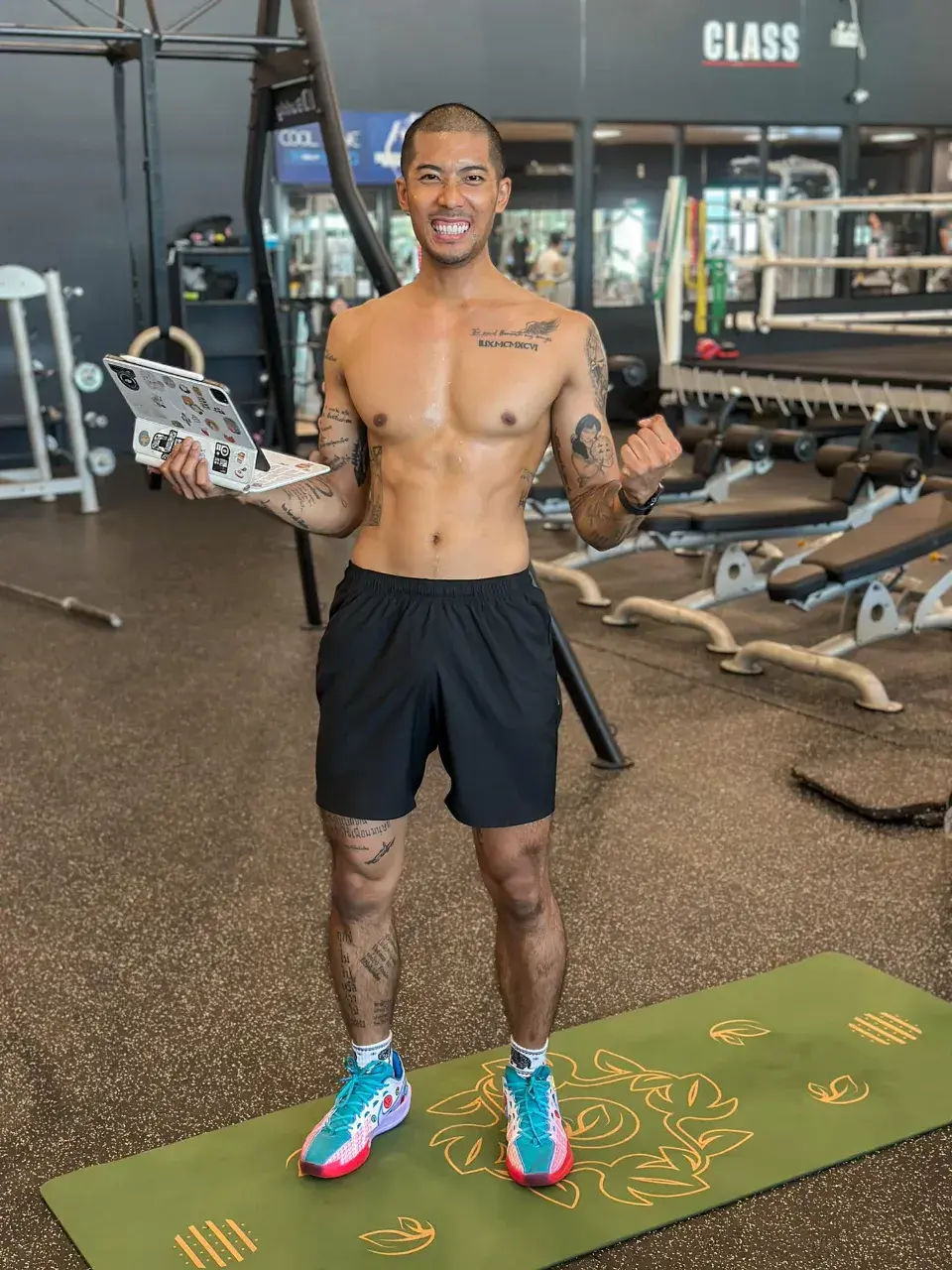 ผู้ชายสีผิวแทนแสนเสน่ห์