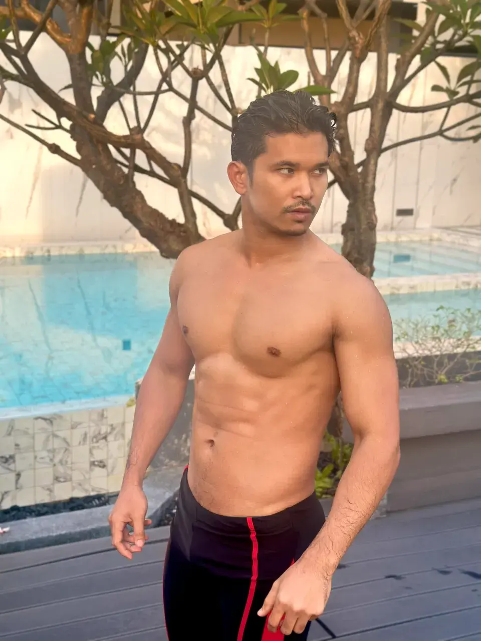 ผู้ชายสีผิวแทนแสนเสน่ห์