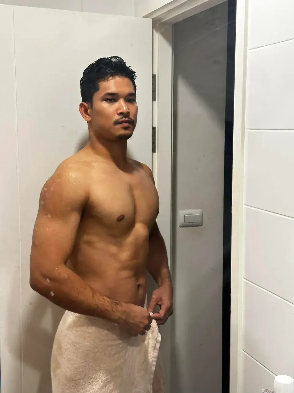 ผู้ชายสีผิวแทนแสนเสน่ห์