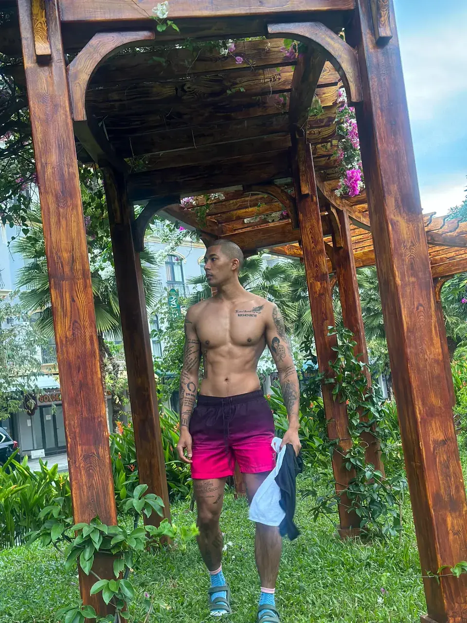 ผู้ชายสีผิวแทนแสนเสน่ห์