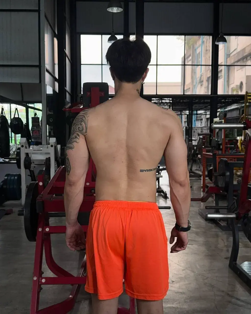 ยอมโดนแทง