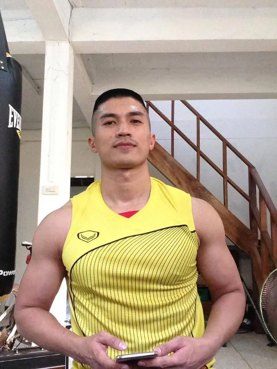 ยอมโดนแทง