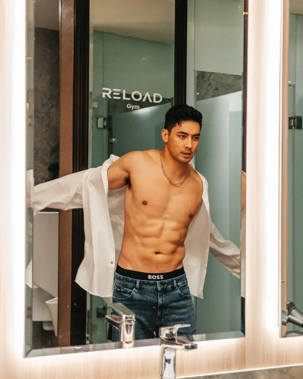 พร้อมคุกเข่าพลีกาย