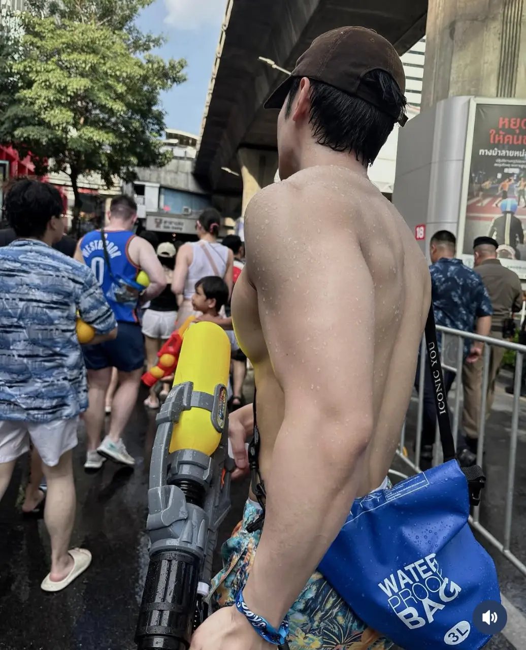 ผู้ชายเปียกน้ำ