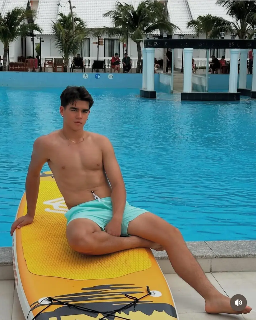 Swimsuit : Jirayu Jack Tucker