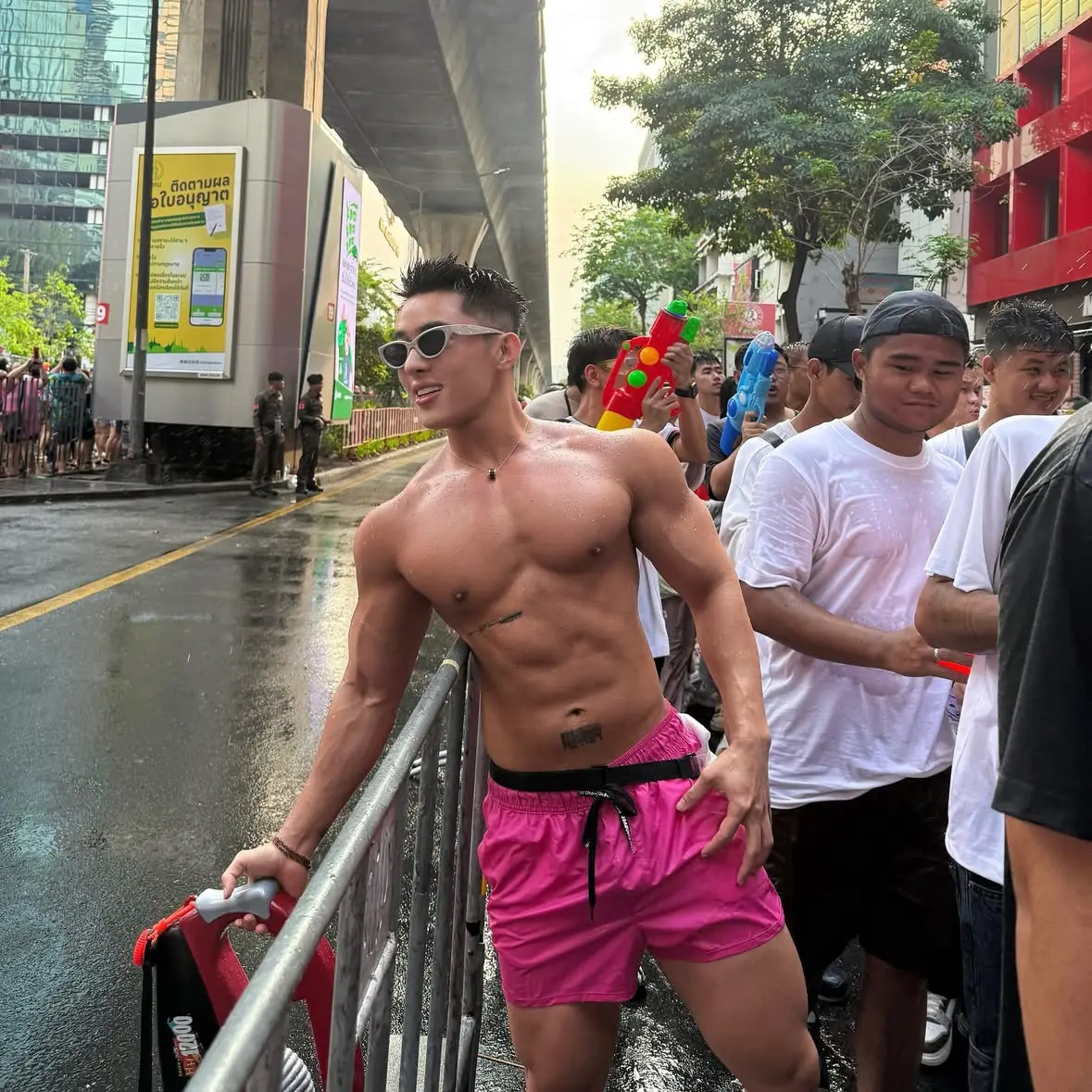 สงกรานต์ชื่นใจ