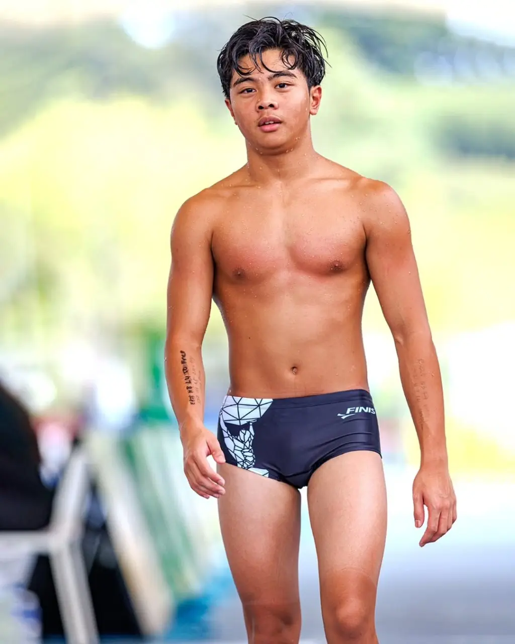 นักกีฬาว่ายน้ำหนุ่มน้อย 2