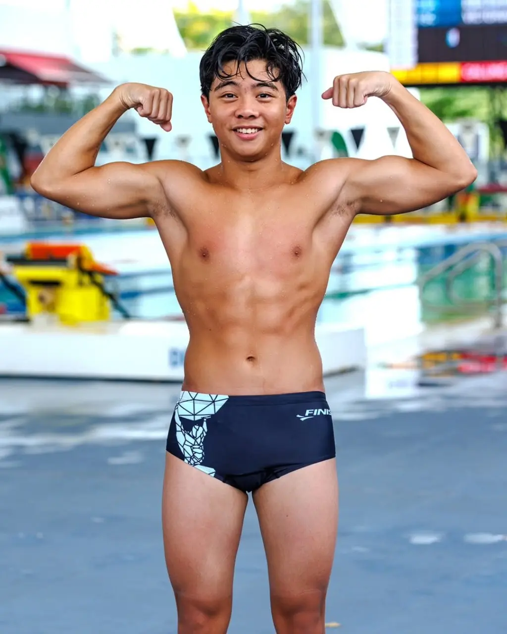 นักกีฬาว่ายน้ำหนุ่มน้อย 2