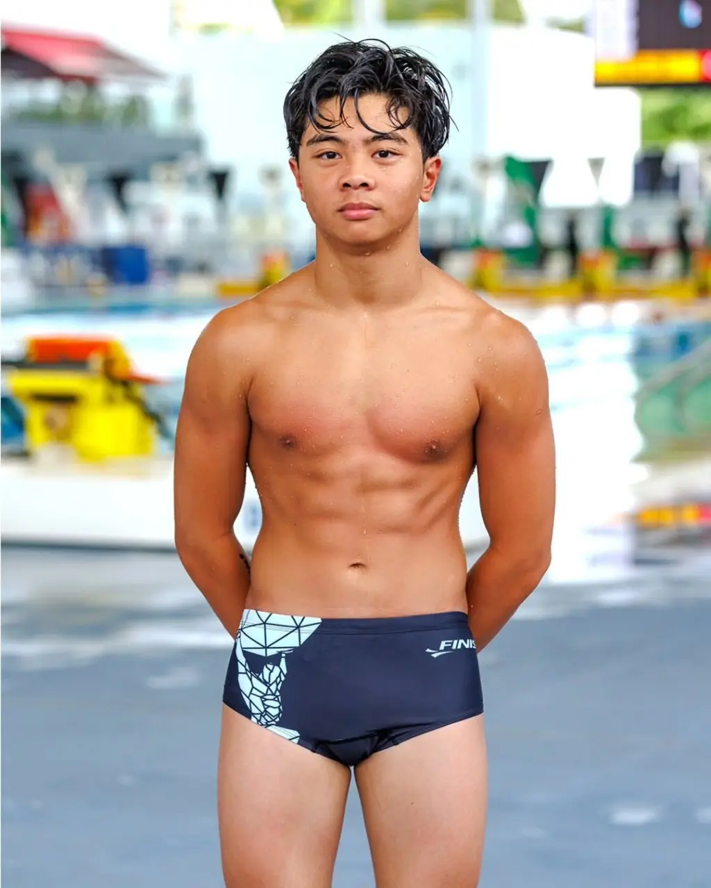 นักกีฬาว่ายน้ำหนุ่มน้อย 2