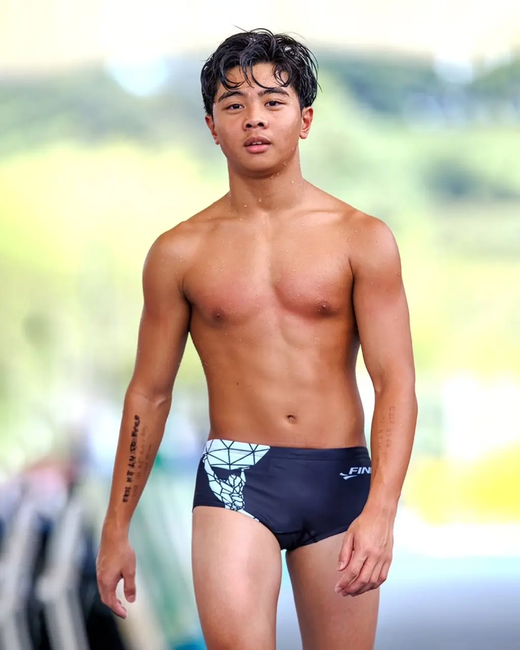 นักกีฬาว่ายน้ำหนุ่มน้อย 2