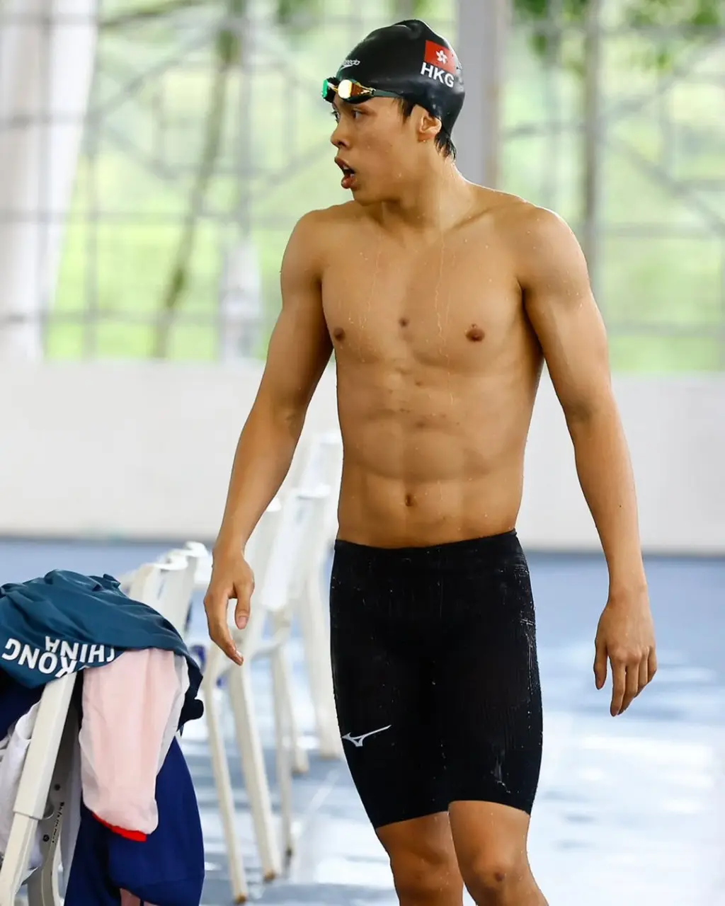 นักกีฬาว่ายน้ำหนุ่มน้อย 6