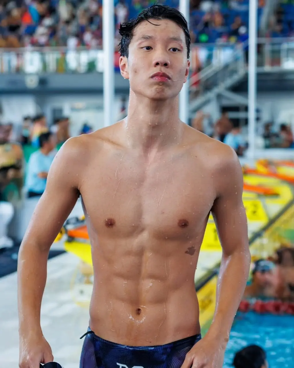 นักกีฬาว่ายน้ำหนุ่มน้อย 6