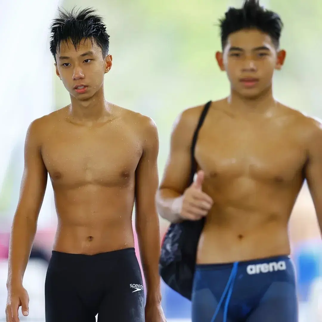 นักกีฬาว่ายน้ำหนุ่มน้อย 8