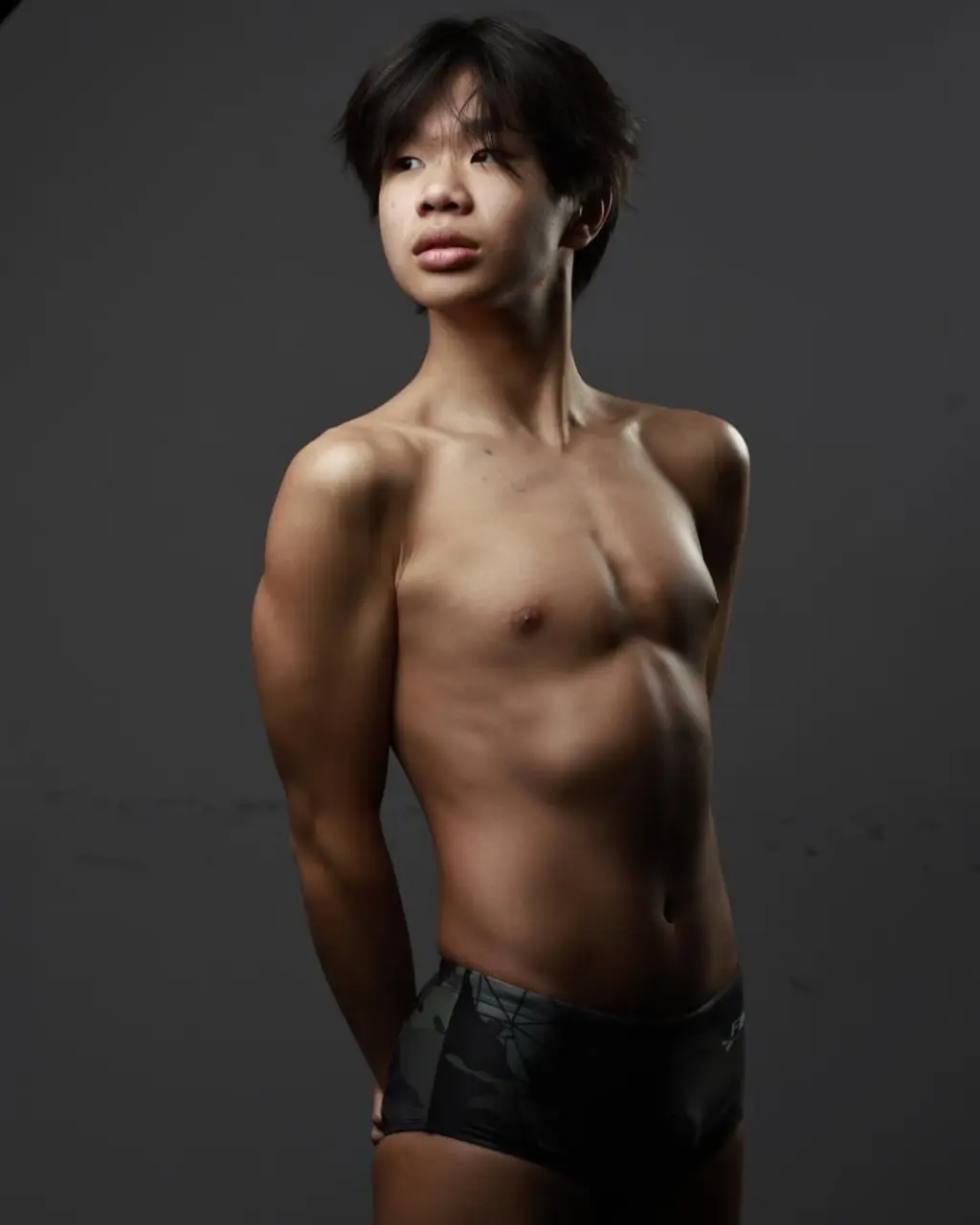 นักกีฬาว่ายน้ำหนุ่มน้อย 10