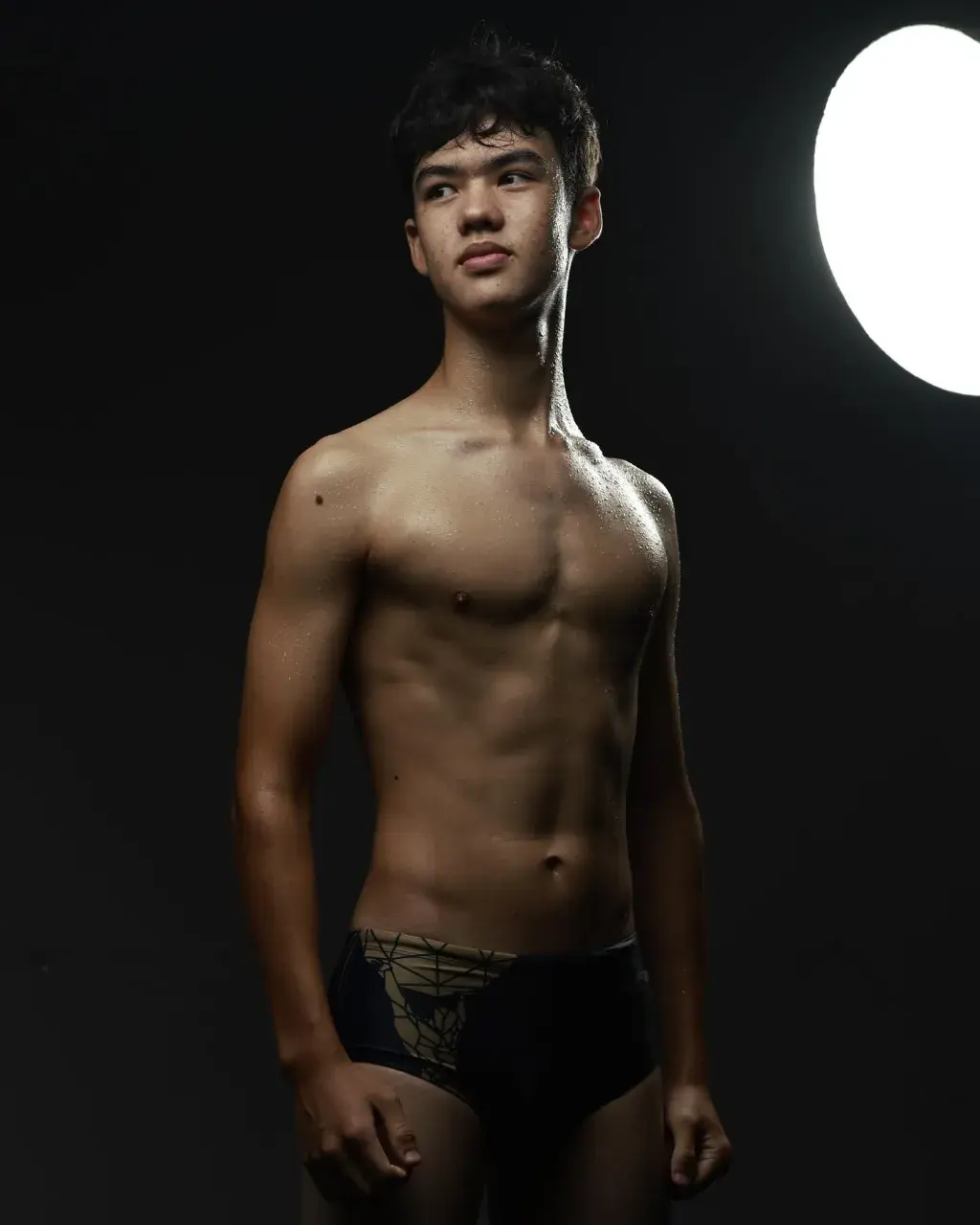 นักกีฬาว่ายน้ำหนุ่มน้อย 12