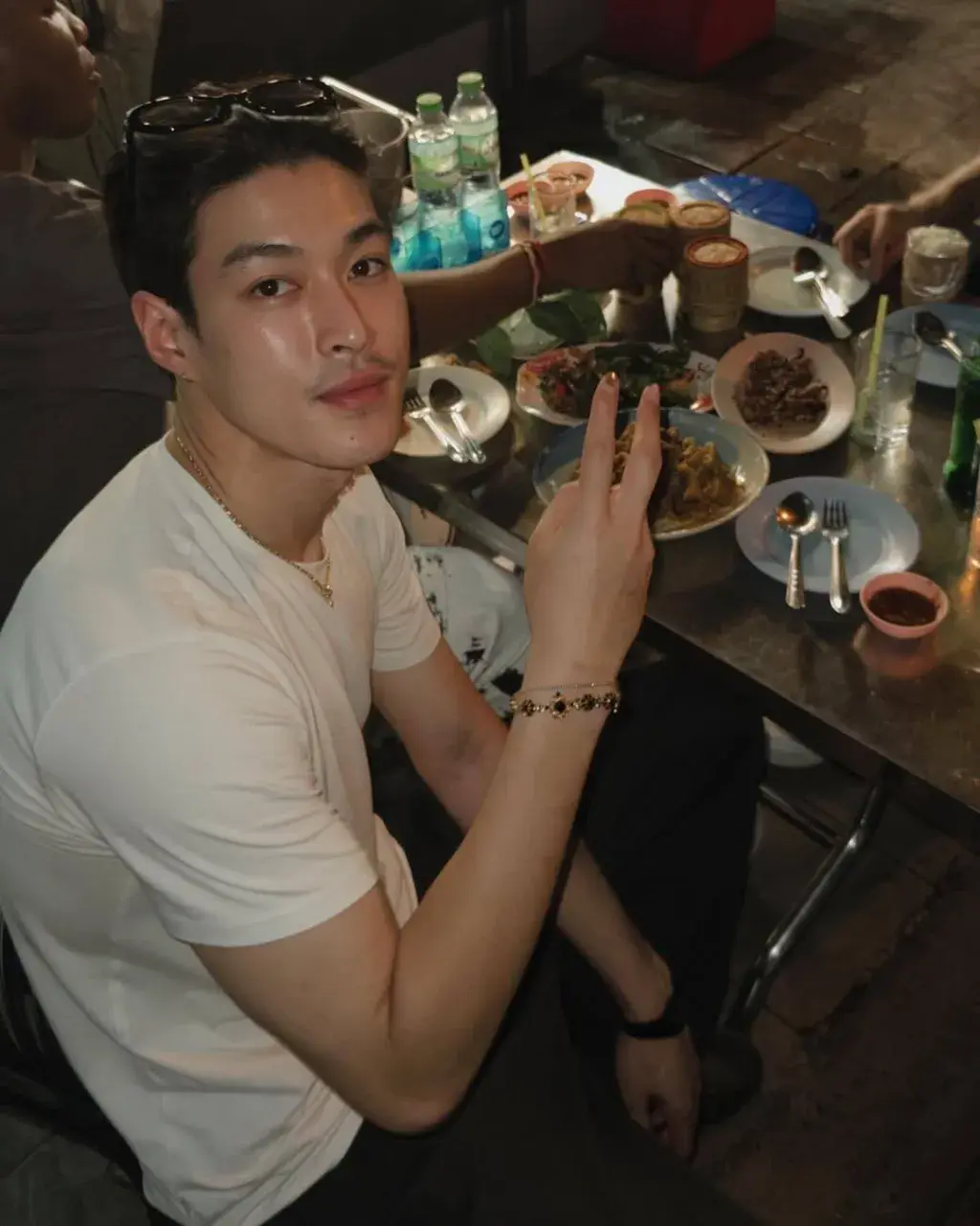 ขาวสว่างทำน้ำแตก