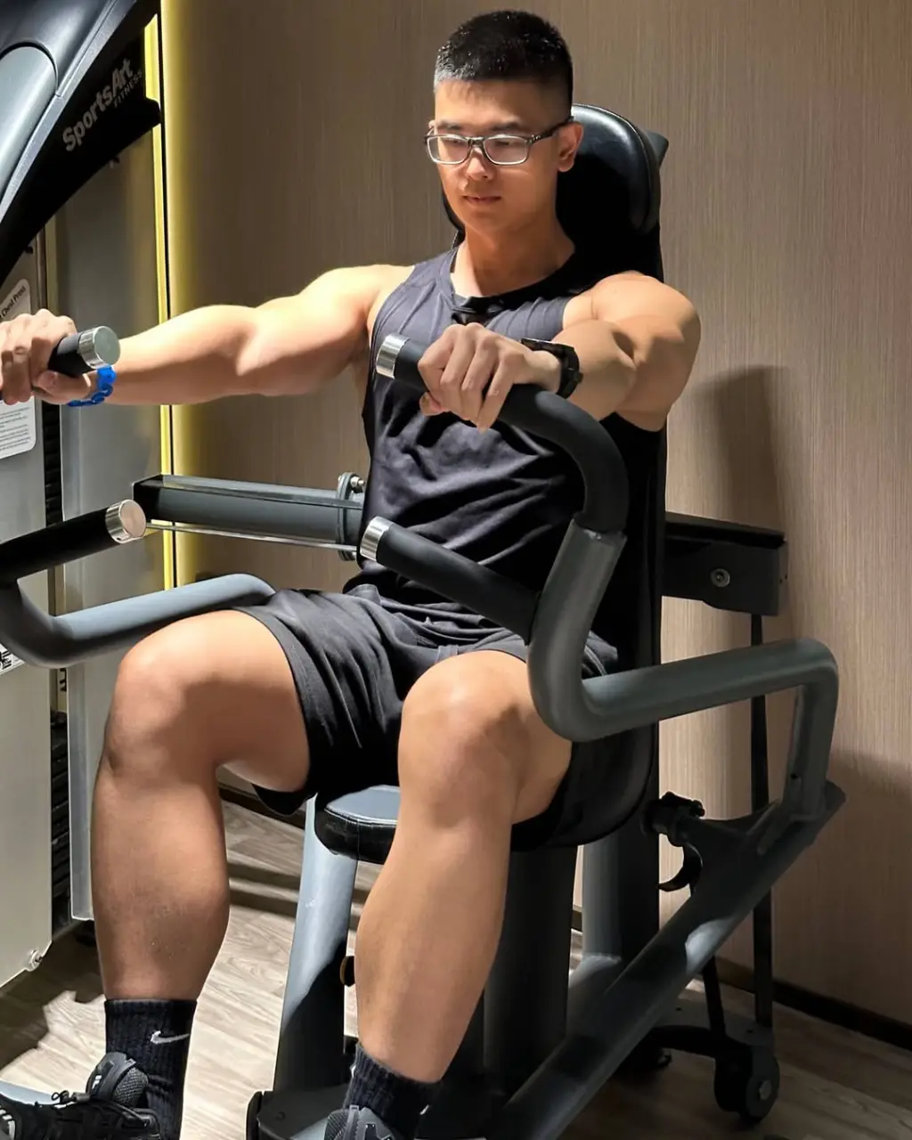 Sports-loving arts student : 小奕