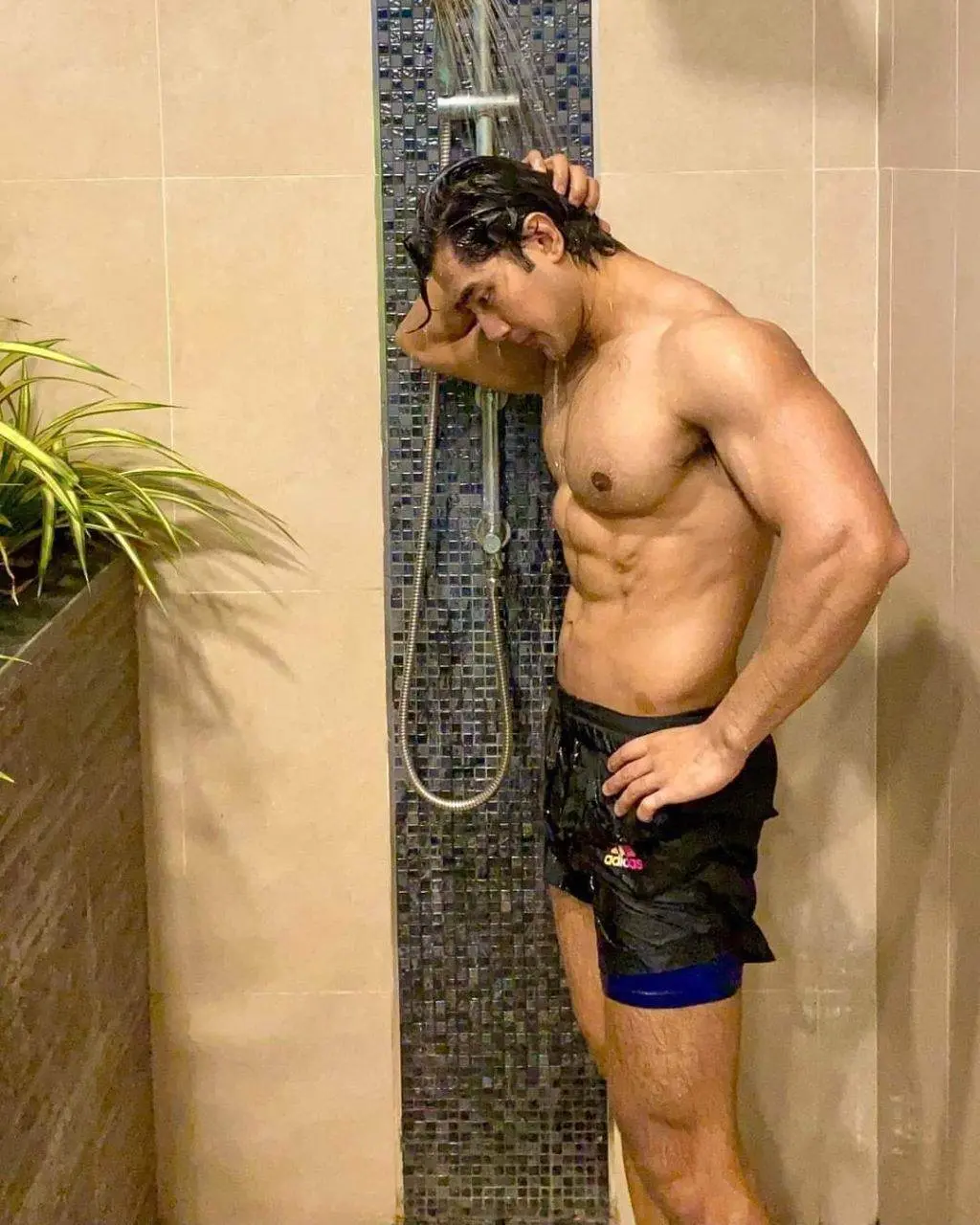 Physique : Nitisart Jakborvornphan