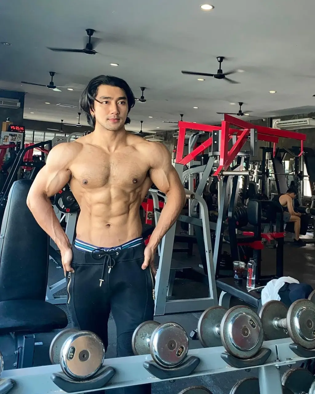 Physique : Nitisart Jakborvornphan